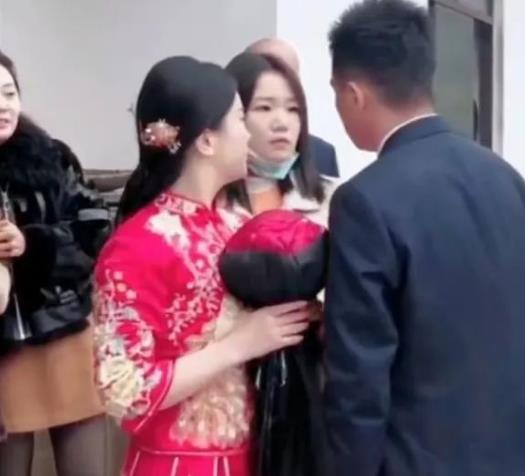 新郎婚礼上看伴娘眼熟,仔细一看竟是暗恋6年的初恋,举动太渣了 新郎婚礼上看伴娘眼熟,仔细一看竟是暗恋6年的初恋,举动太渣了